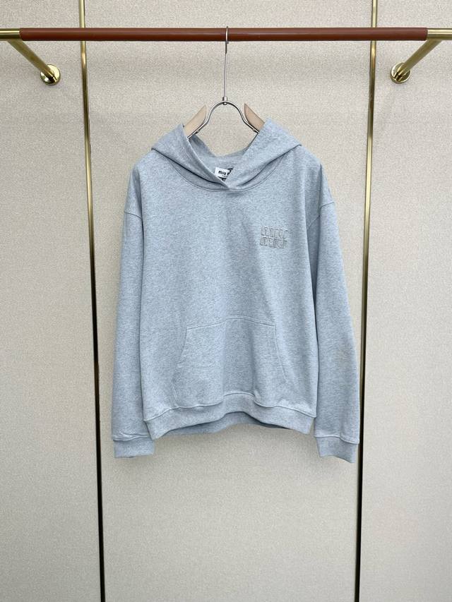 Miumiu is going all out to get this new style! The latest fashionable hooded swe