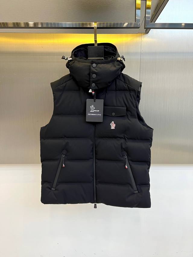 Mon Moncler Goose Down Vest, 2025 Autumn/Winter New Arrival. This hooded vest fe