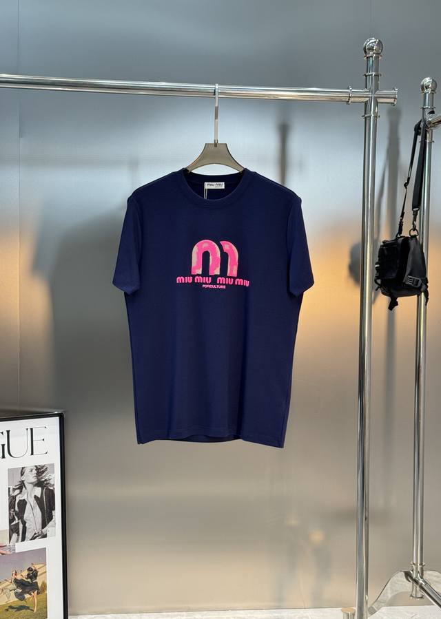 Miu Miu*2025S New Modal T-Shirt. Featuring a striking pink logo, simple yet high