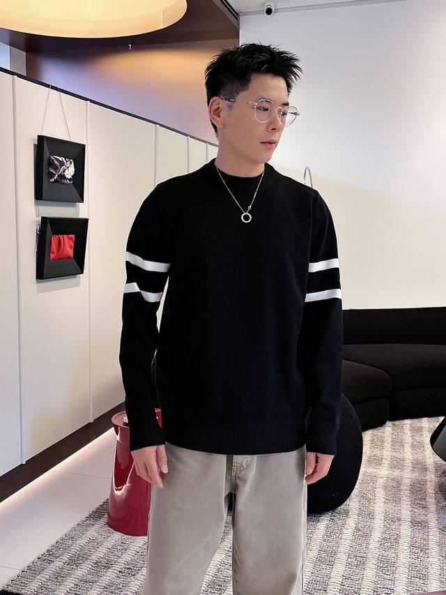 Moncler 2025 Autumn/Winter Wool Blend Pullover Knit Sweater is a highlight, wit