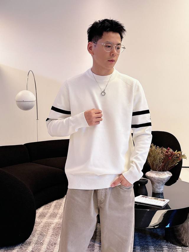 Moncler 2025 Autumn/Winter Wool Blend Pullover Knit Sweater is a highlight, wit