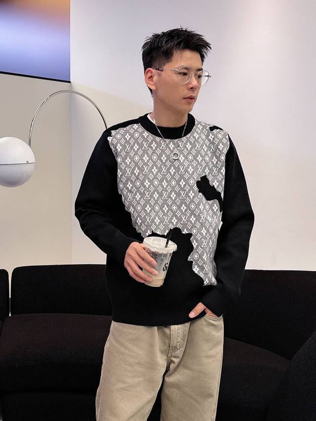 Lv This 2025 Autumn/Winter wool blend pullover knit sweater is a highlight, with