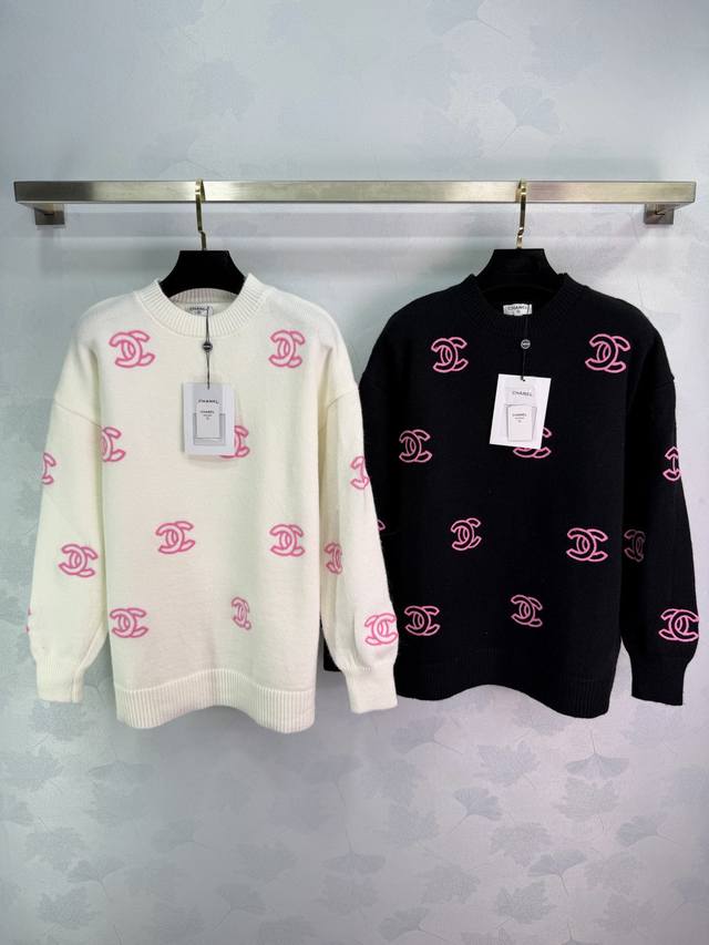 Ch*25 Autumn/Winter New Logo Knit Sweater. Made of soft knit material, it's comf