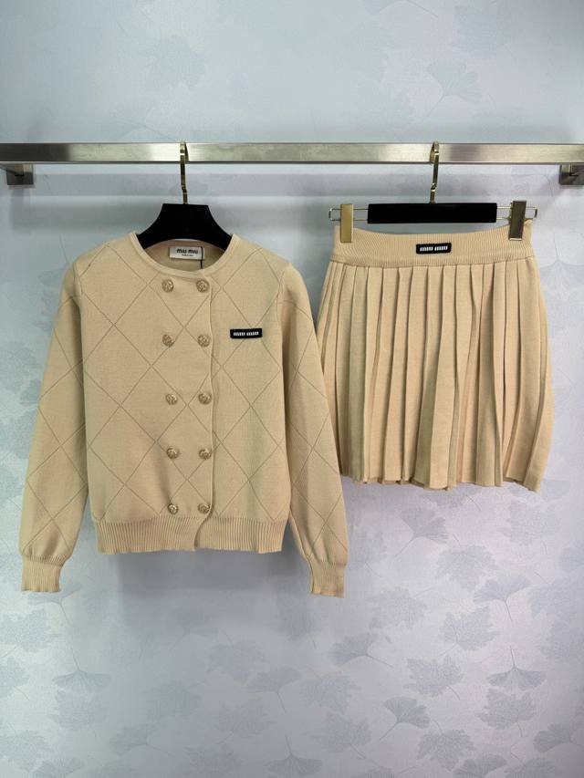 Miu*26 Early Spring New Geometric Knit Set Highly recognizable beige diamond pat