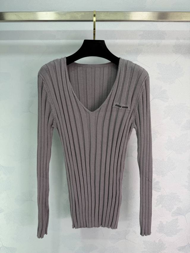 Miu*26 Early Spring New V-neck Ribbed Knit Sweater. Made of soft wool, it's warm