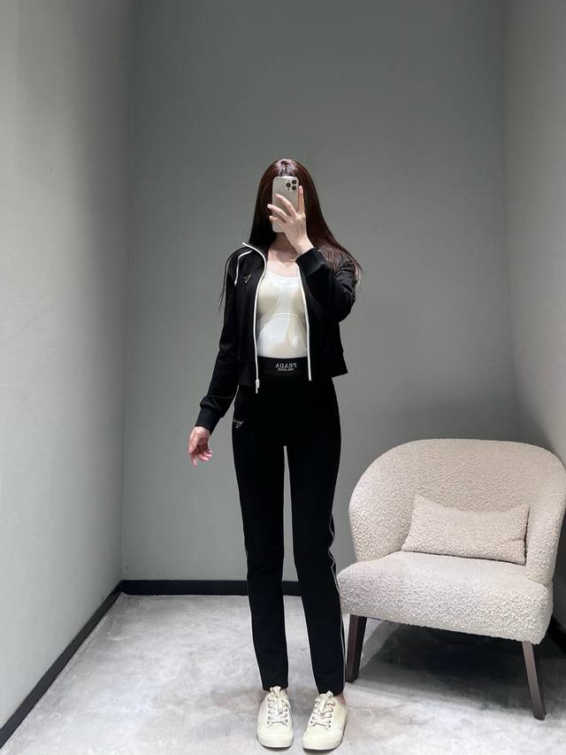 prad*2025Fw Autumn/Winter New Arrival Sports Suit: The top features a stand-up c