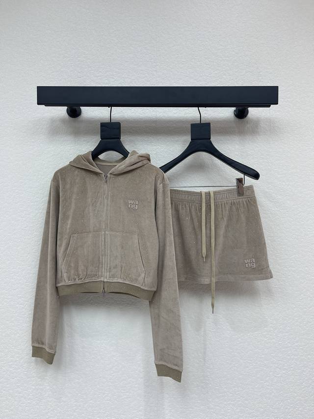 p230**25 Autumn/Winter New Arrival: Wang Rhinestone Casual Suit. This slim-fit z