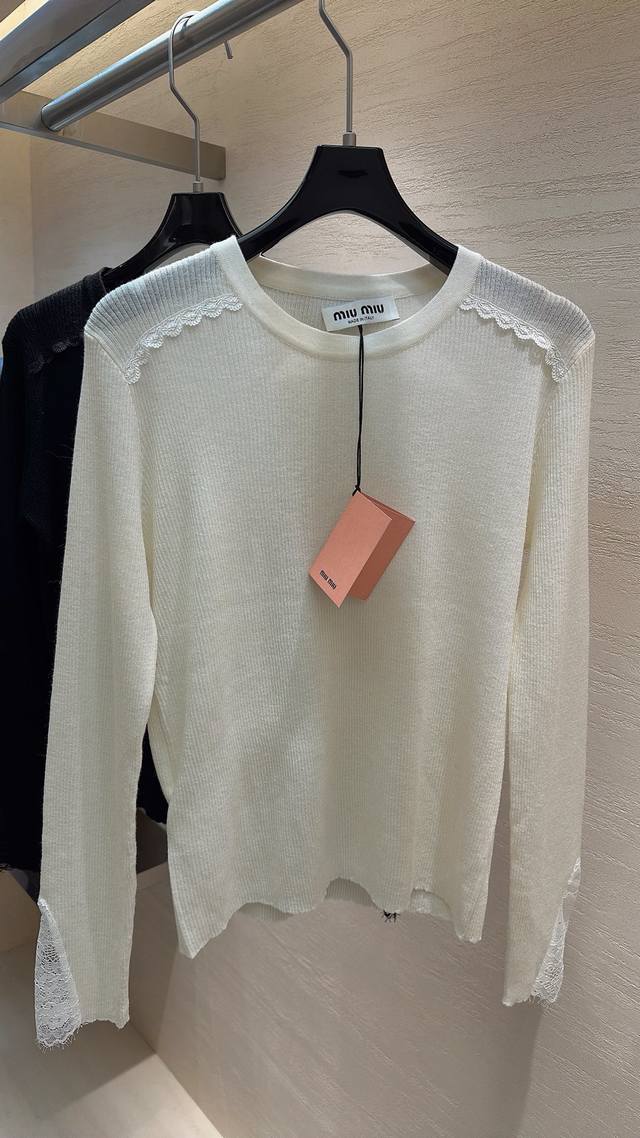 Miu Miu sheep wool knit base layer~ The ribbed texture hides a delicate feel, an