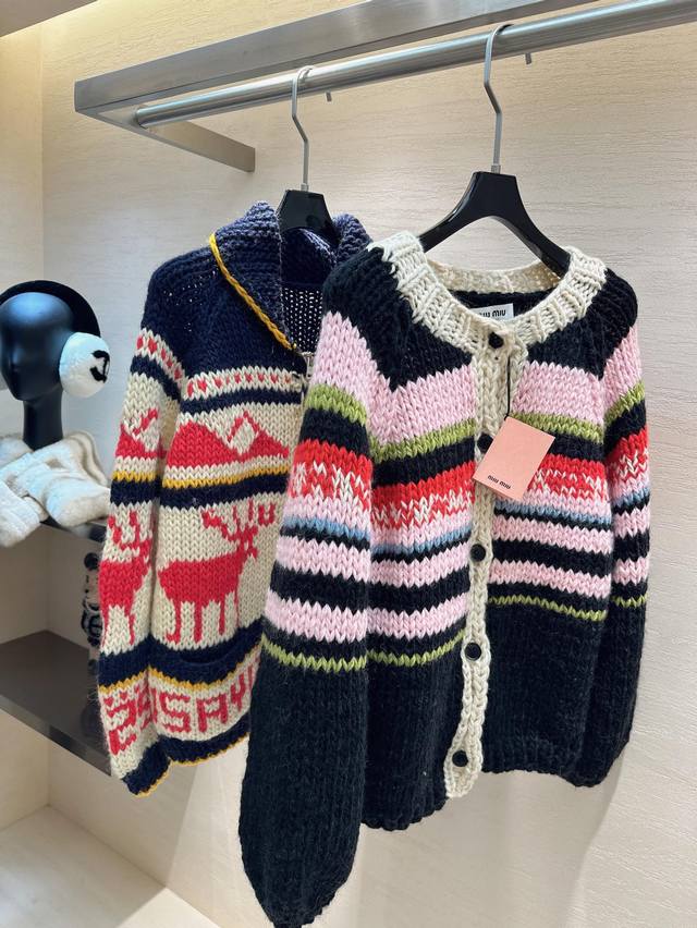 Miu is wearing the "colorful stripe magic"! The soft, cozy feel of the chunky kn