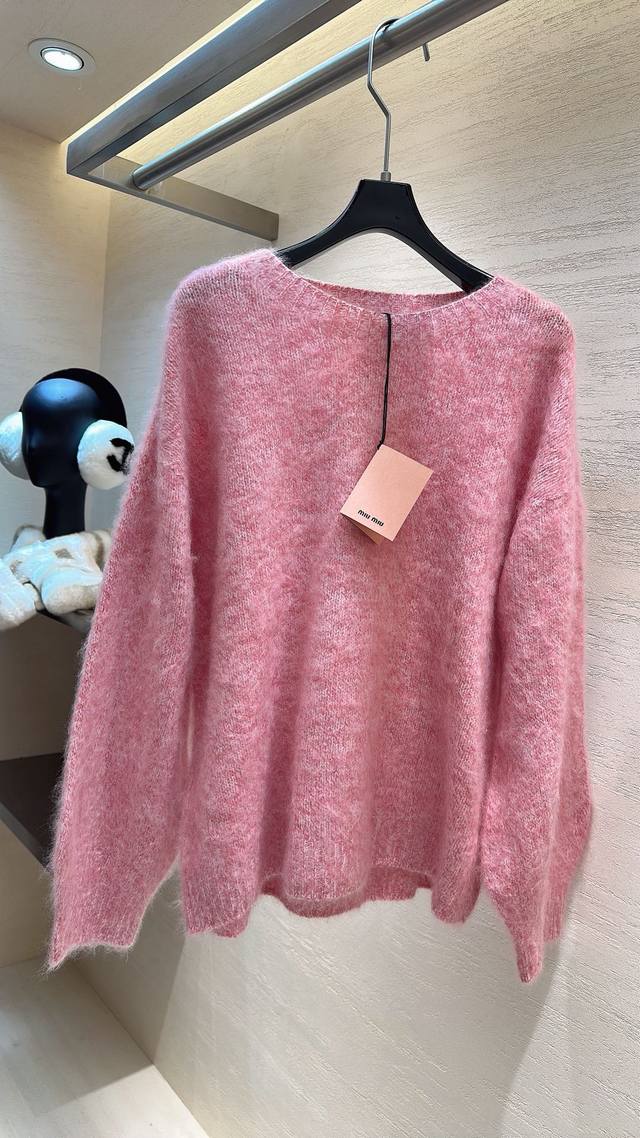 Miumiu sheep wool is so soft and cozy, like a marshmallow. Wearing it will insta