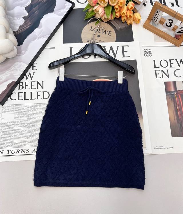 Louis Vuitton's new 3D jacquard knit mini skirt, welding "luxury and relaxed fe