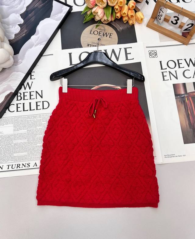 Louis Vuitton's new 3D jacquard knit mini skirt, welding "luxury and relaxed fe