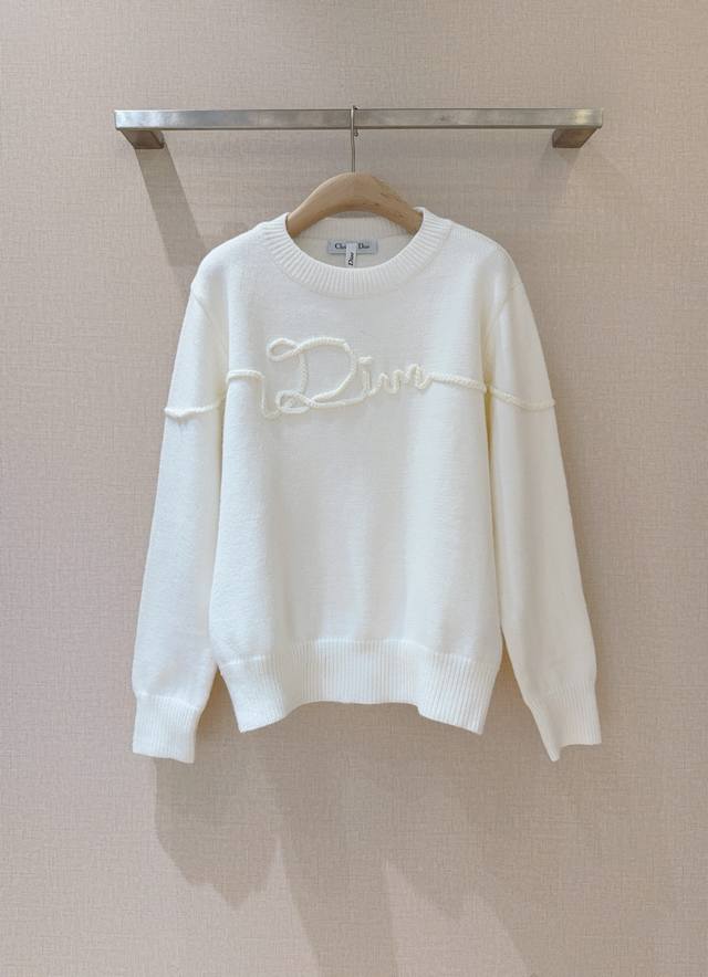 D's new autumn/winter arrival: a white knitted wool sweater. The round neck desi