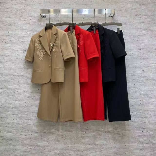 Di2026 Sp Premium Suit This short-sleeved suit set is made of a crisp, structure