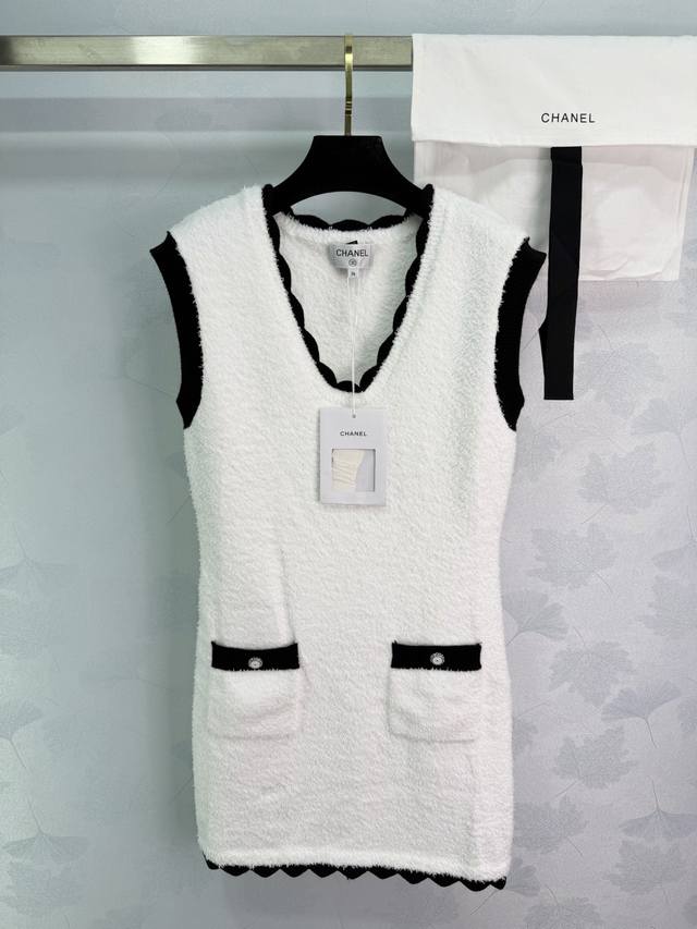 Chane* series knitted vest dress, classic black and white color scheme, V-neck d