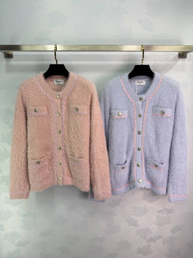 This Chanel* shearling jacket is made of pink fleece, soft and warm, perfect fo