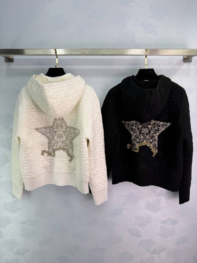 Dio* This star-embroidered quilted hoodie is made of soft knit fabric with a dia