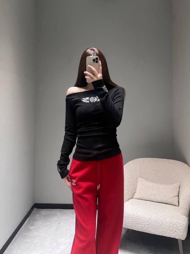 Chrom*He*Rts Autumn/Winter Slim Fit Long-Sleeved Top: This top features a slimmi