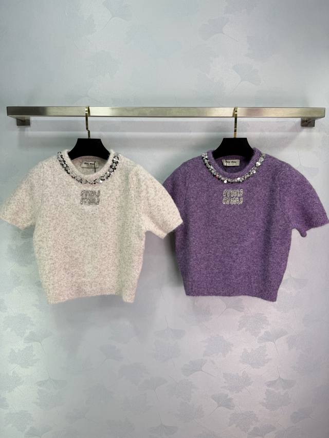 Miu*25 Autumn/Winter New Short-Sleeve Sweater is made of soft knit material, wit