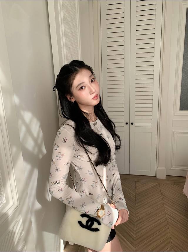 Chane* 25N Coconeige Ski Collection Chain Fur Handwarmer Bag | Exclusive High-Qu