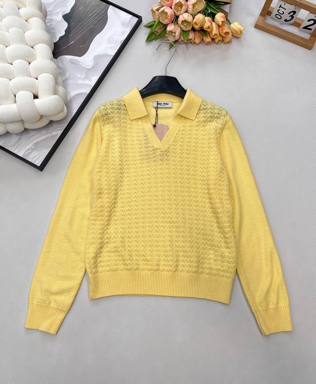 Miumiu 2025 New Collared Half-Open Sweater, made with custom Yb wool yarn, comfo