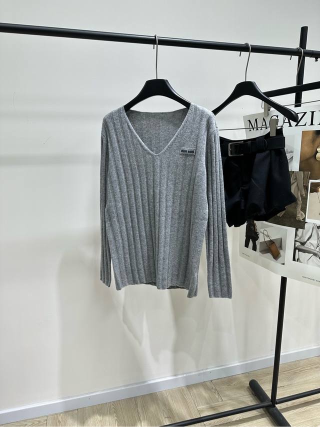M Light Gray Ribbed V-Neck Wool Sweater. Fabric: 70% Wool 30% Cashmere. Color: L