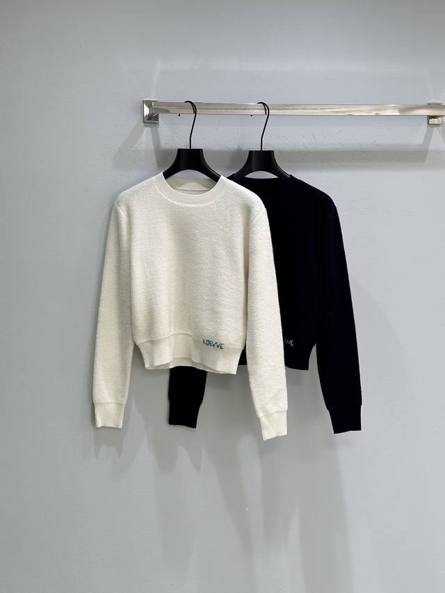 25Ss New Autumn/Winter Arrival! This medium-weight knit wool sweater features Lo
