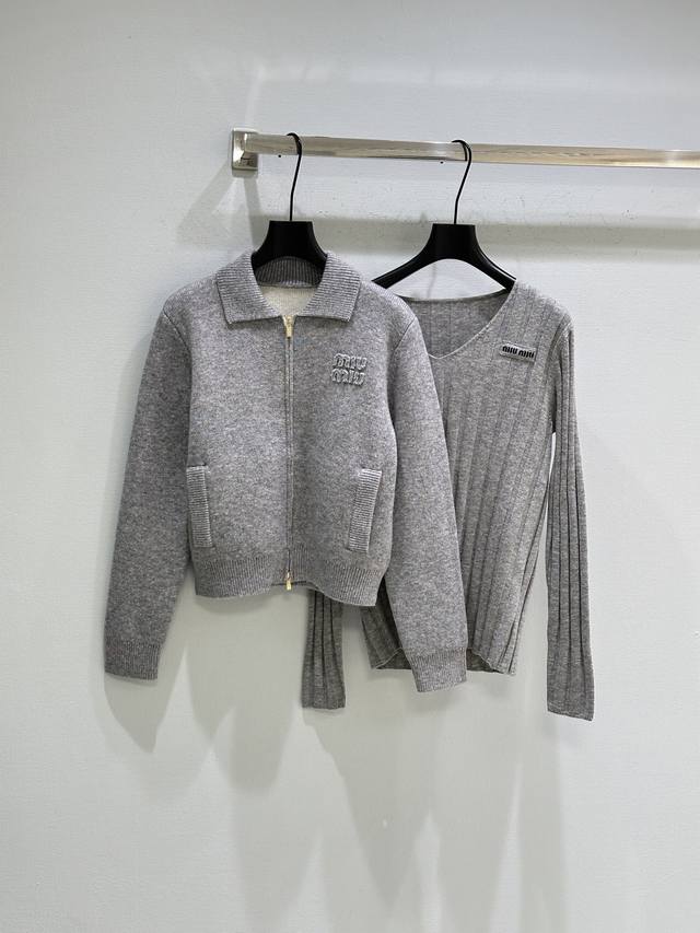 25Ss Autumn/Winter New Arrival! This iconic zip-up cardigan is crafted from warm