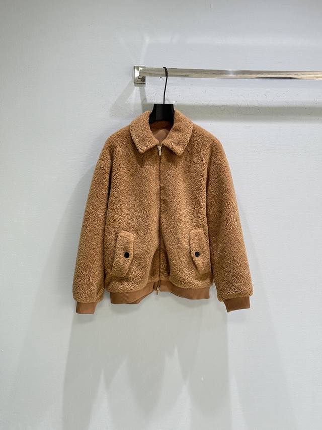 25Ss New Winter Arrival! This shearling jacket combines structure and softness,