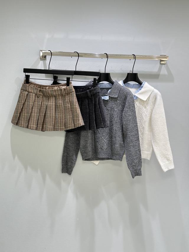 25Ss Winter New Arrival! This plaid midi skirt is so beautiful! It effortlessly