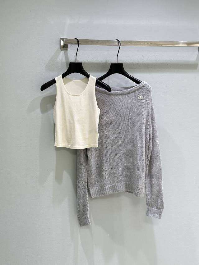 25Ss New Autumn Arrival! This relaxed-fit knitted off-shoulder two-piece sweater