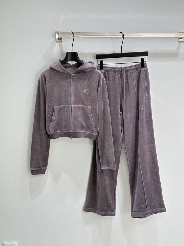 25Ss New Winter Arrival! This slim-fit zip-up hoodie is made from crinkled snowf