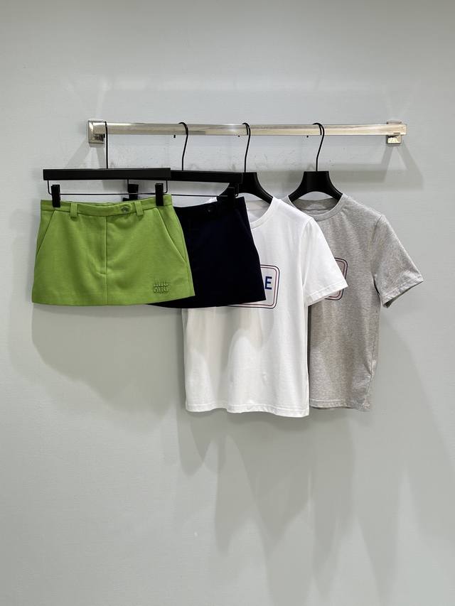 26Ss Early Spring New Arrival! This Miu-inspired argyle skirt is inspired by 90s