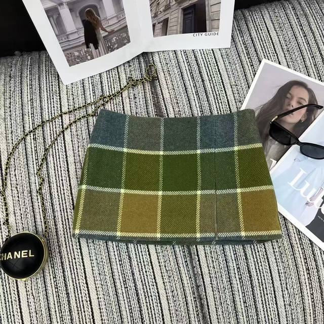 Highly recommend Miu Miu's Fall/Winter 2025 new color-blocked plaid mini skirt