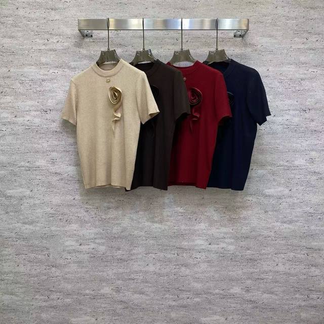 Va2026 Sp This premium knit sweater is made from a fine wool blend fabric. The r