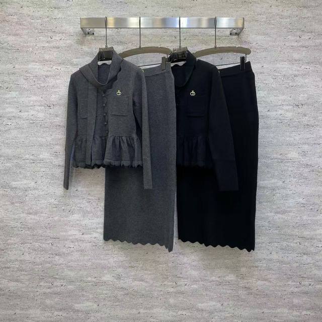 Di2026 Sp This premium knit suit is crafted from a fine wool blend fabric. The t