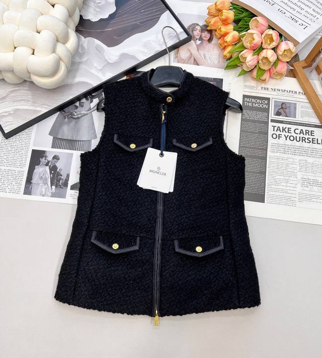 Moncler 2025 New Arrival: Teddy Plush Four-Pocket Zipper Down Vest. The front is