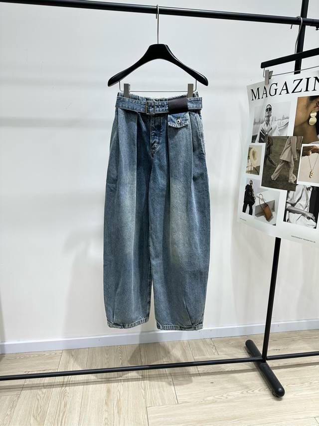 Low-waisted pleated carrot jeans, fabric: denim cotton, color: light blue. Loewe