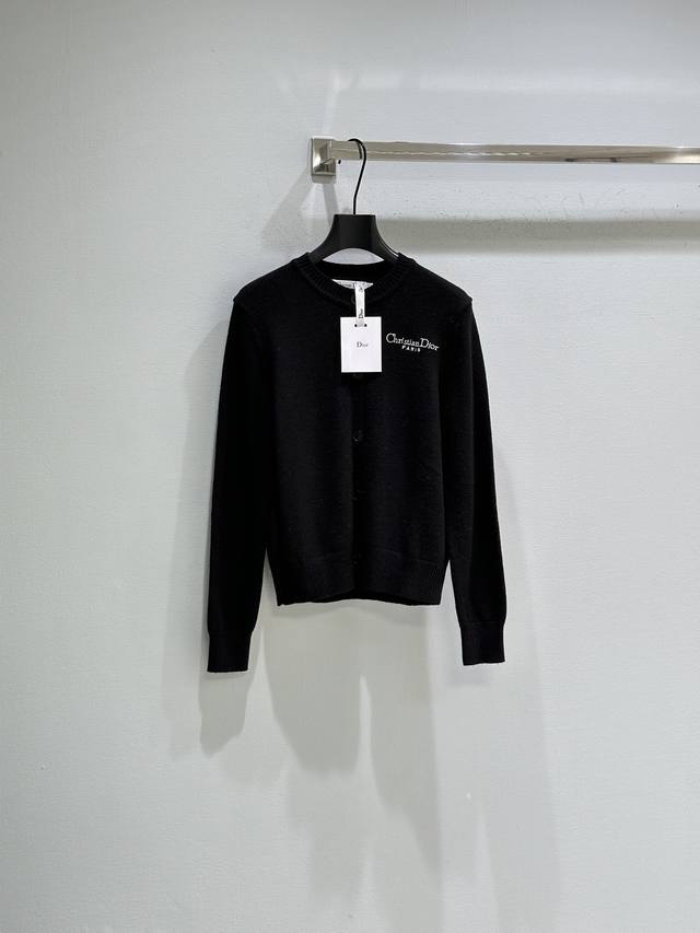 25Ss New Winter Arrival! This Dior cardigan is soft and skin-friendly, featuring