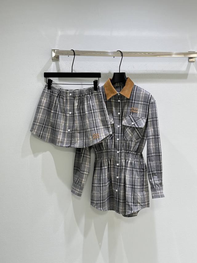 25Ss New Winter Arrival! This flannel mini skirt features front buttons and a vi