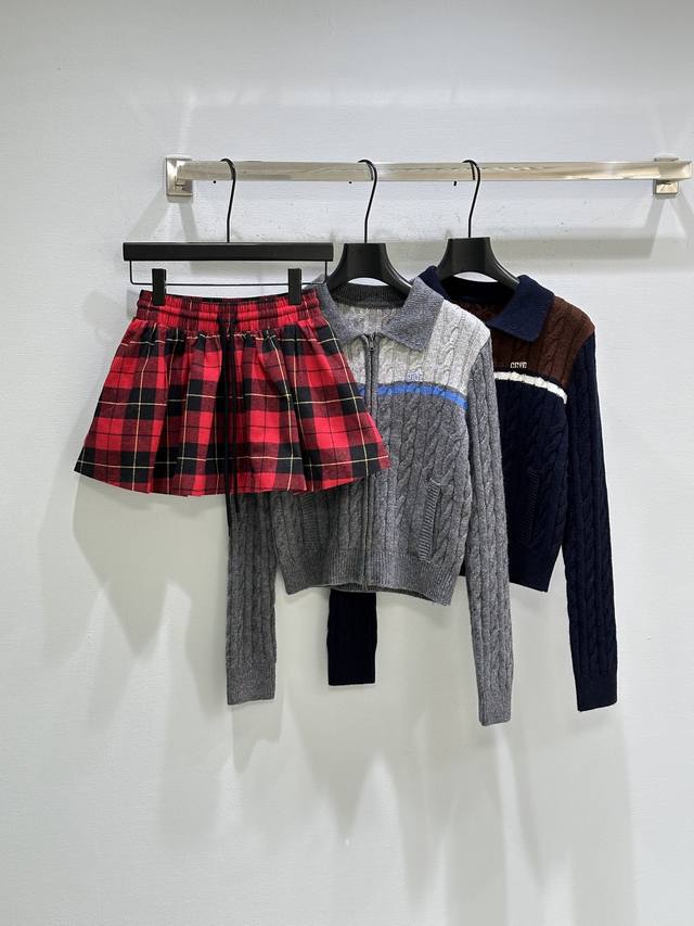 26Ss Early Spring New Arrival! The black and red plaid skirt has a beautiful col