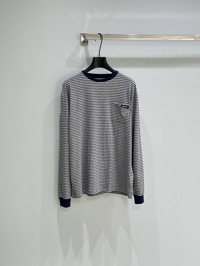 25Ss Autumn New Arrival! This T-shirt features a simple, oversized silhouette th