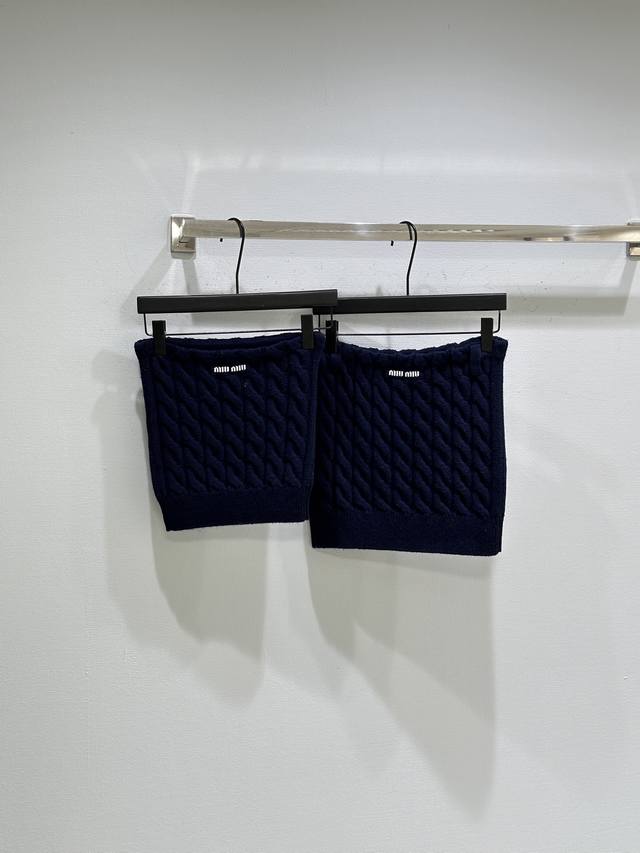 25Ss Autumn/Winter New Arrival! Unique logo on the chest, slightly stretchy fit,