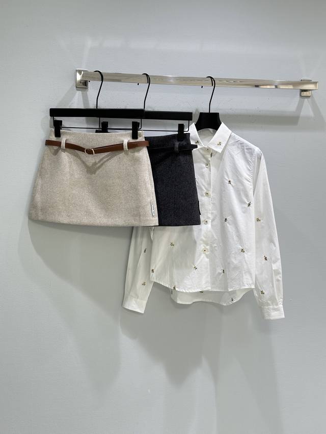 25Ss Autumn/Winter New Arrival! A bodycon, slim-fitting straight skirt with a le