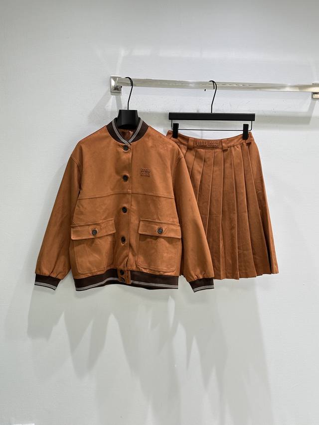 25Ss New Winter Arrival! This suede set features a crisp, structured fabric, a t