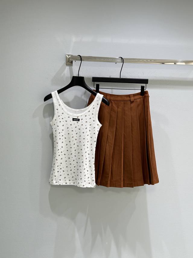 25Ss Autumn/Winter New Arrival! This suede suit features a crisp, structured fab