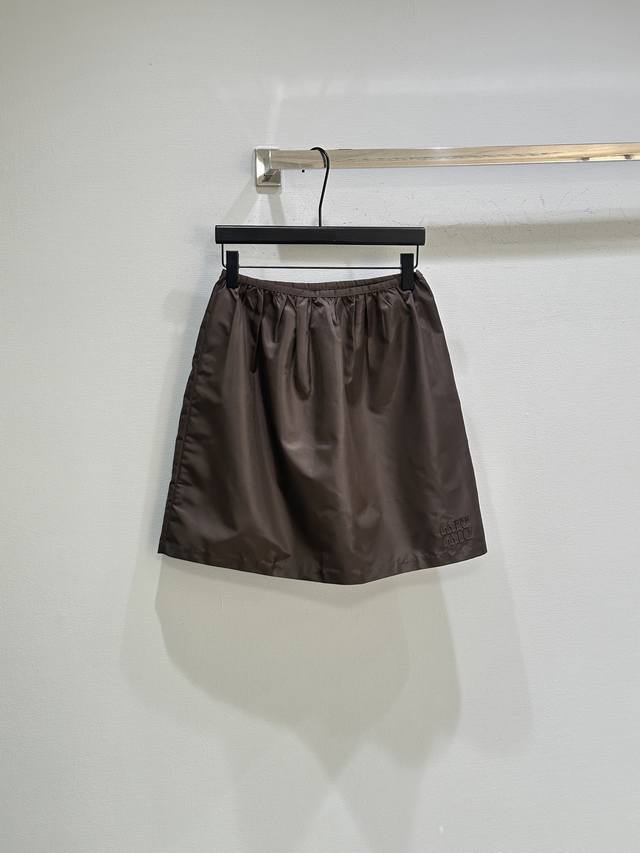 25Ss Winter New Arrival! The sporty texture of the tech-inspired Gazar skirt enh