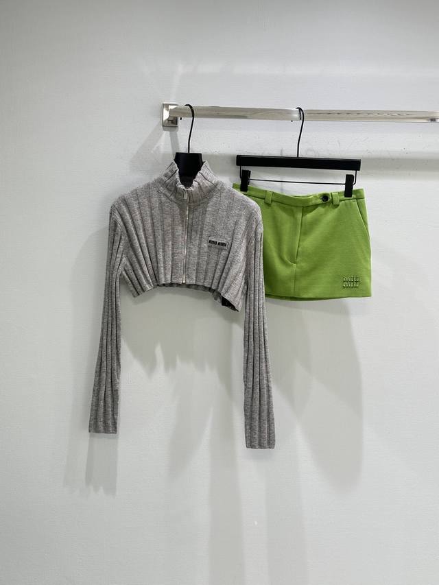 25Ss New Winter Arrival! The Miu silhouette is reinterpreted in this cropped rib