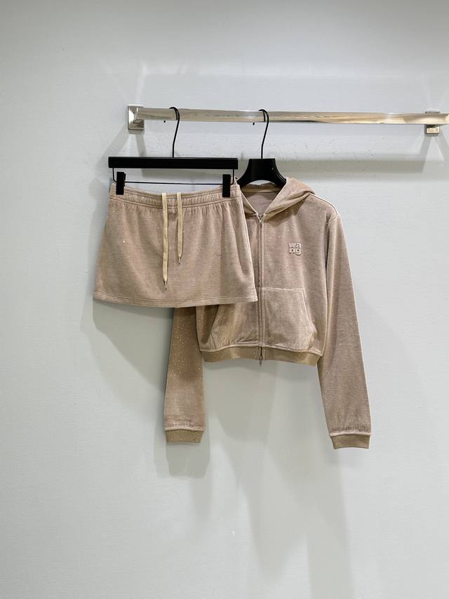 26Ss Early Spring New Arrival! This slim-fit zip-up hoodie is made of crinkled s