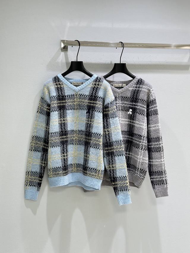 25Ss New Winter Arrival! This plaid sweater features a relaxed fit for a comfort